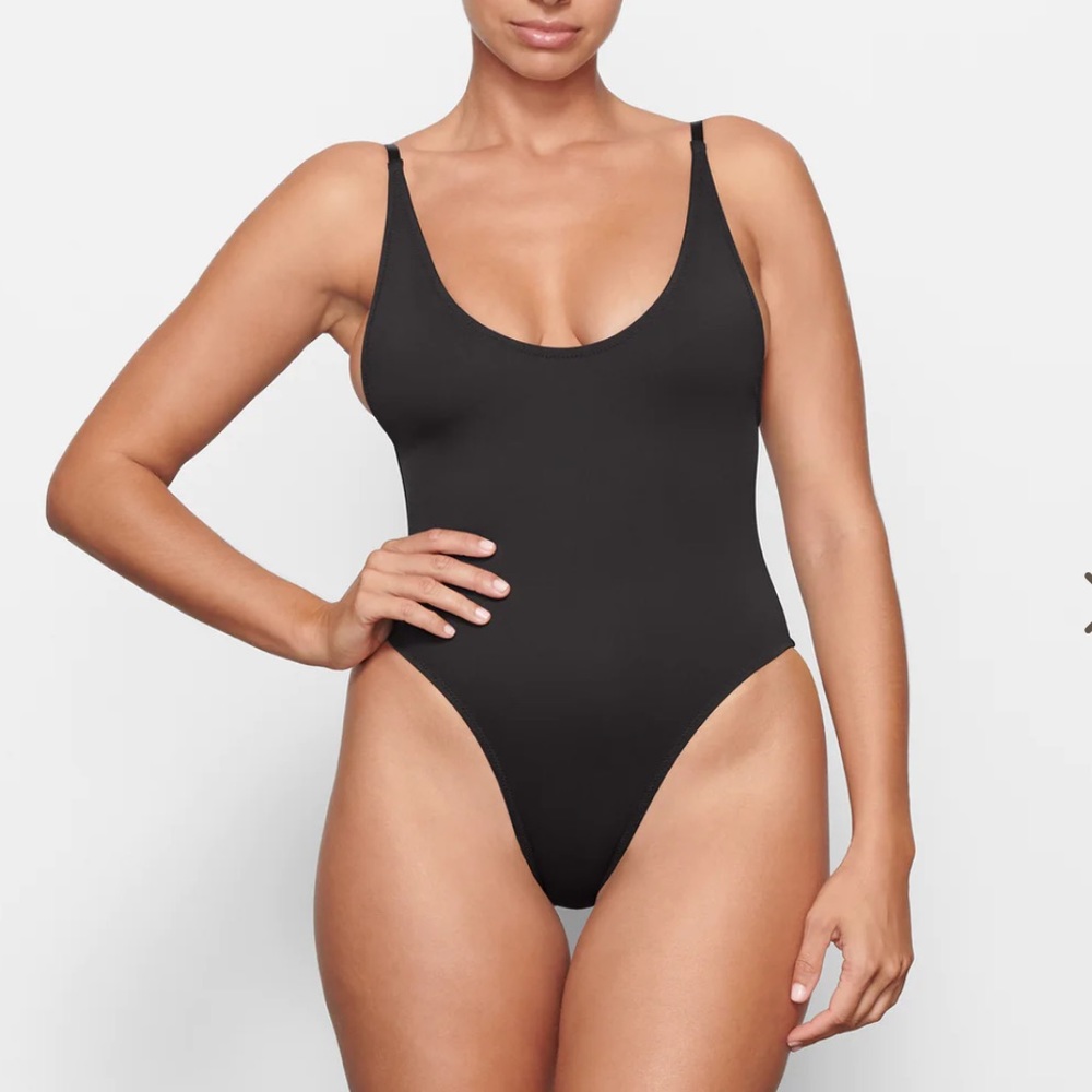 SKIMS SWIM SCOOP NECK ONE PIECE. 🖤